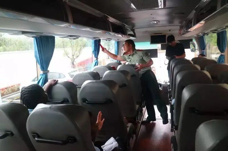 公交车或校车着火后应该怎么办