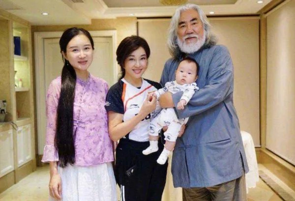 69岁张纪中娶了38岁杜星霖过得怎么样？