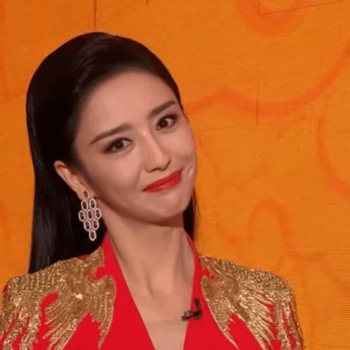 大家觉得佟丽娅主持春晚怎么样？