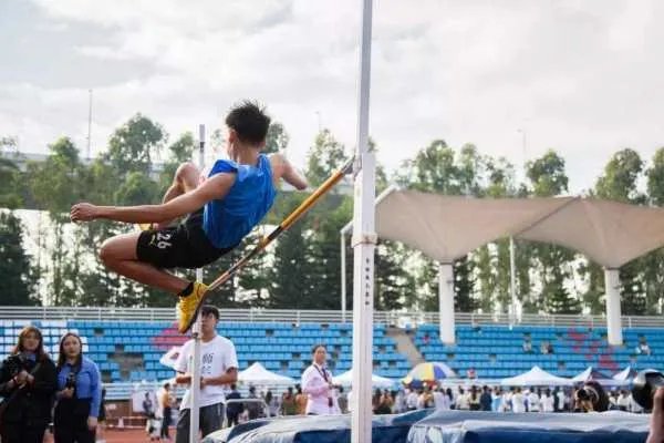 在孩子12岁前培养孩子的哪2个能力，能让孩子顺利上大学？