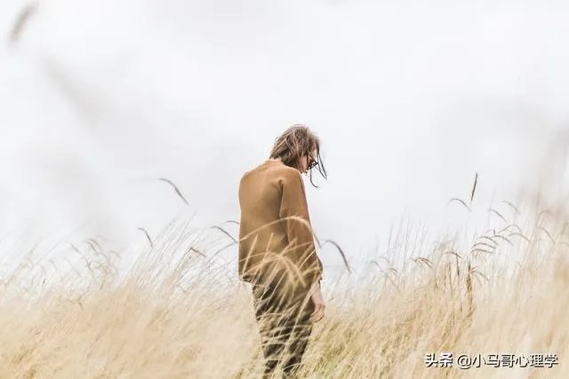 男朋友的前女友和男朋友家人一直有联系，而且很好，但是和男朋友没有联系，我应该生气吗？