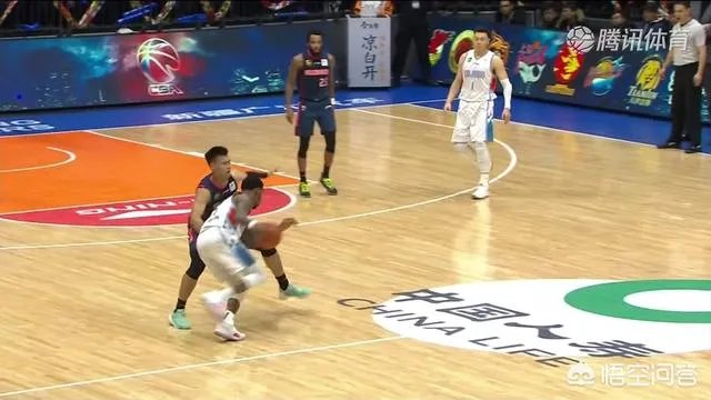 疆粤大战，亚当斯运球崴脚，为何主场球迷要骂赵睿？你怎么看？