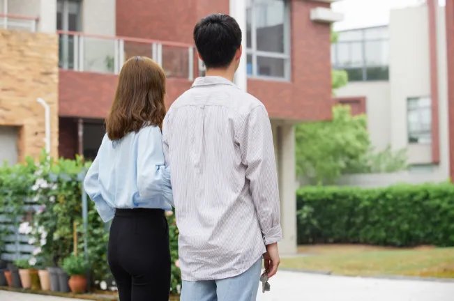 搬家第一个进门的人该拿什么 搬家谁第一个进门顺序