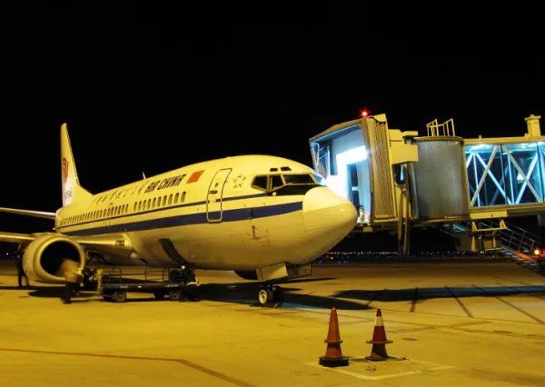 欠数千万老赖冒充军人乘飞机，最后他是被如何处置的？