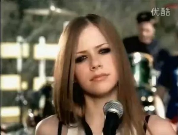 唱艾薇儿的complicated这首歌该穿什么样的衣服表演？还有要化什么样的妆？