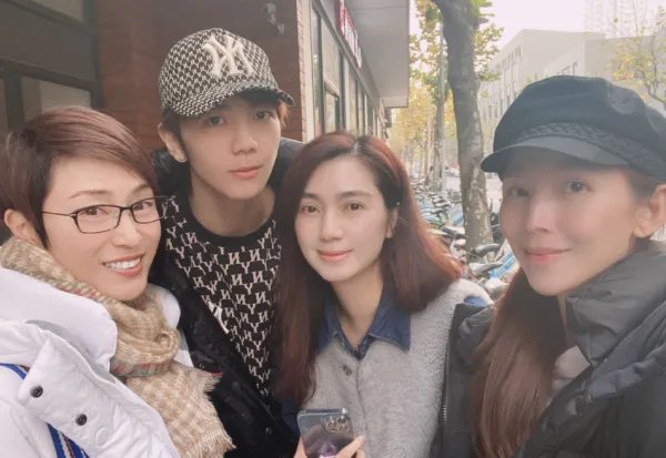 结婚12年，老妻少夫波折多，50岁的香港女星洪欣现状如何？