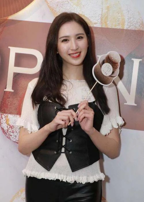 何傲儿跟高海宁像吗，怎么区分？