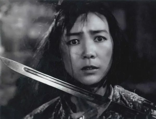 田华：从贫民女到艺术家，一家四口皆患癌去世，今92岁为何仍要挣钱养家？