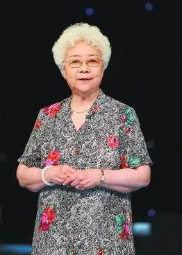 田华：从贫民女到艺术家，一家四口皆患癌去世，今92岁为何仍要挣钱养家？