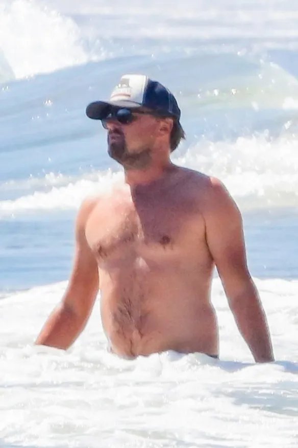 小李子携女友和家人海边度假 赤果上身大秀肥肚腩！