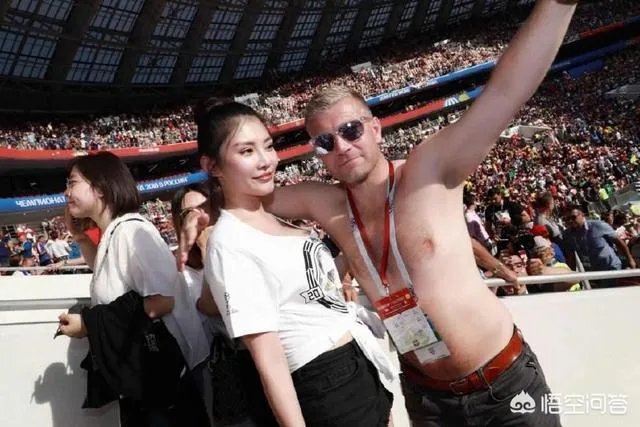 徐冬冬现场观看世界杯，丹麦球迷脱掉上衣索要拥抱，你是怎么看这件事的？