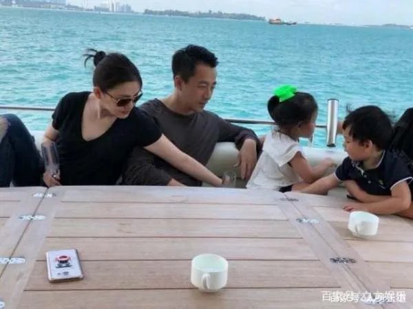 汪小菲深夜秒删微博，曝光了女儿的近照，继承了大S的颜值！你怎么看？