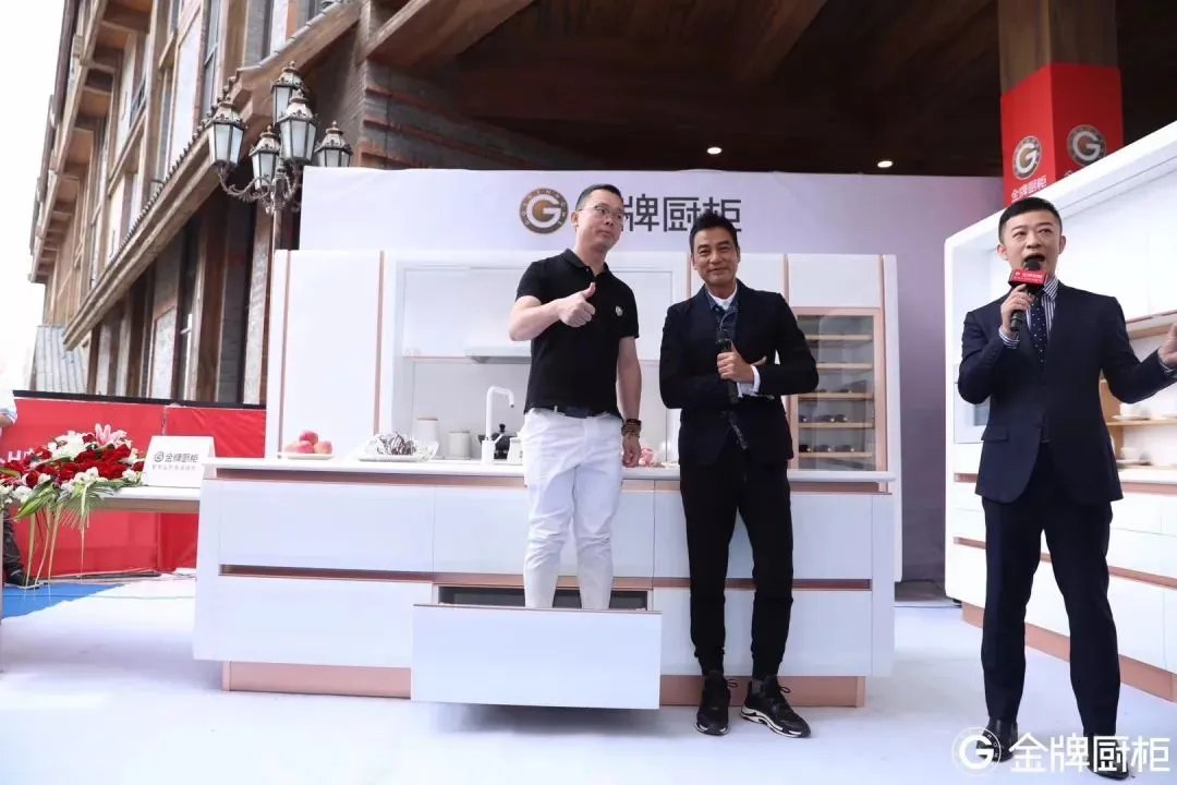 遇袭康复期的任达华状态如何?直击金牌厨柜兴义站了解详情！