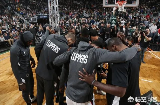 湖人大胜开拓者收获三连胜，而快船被雄鹿狂虐，如何评价？