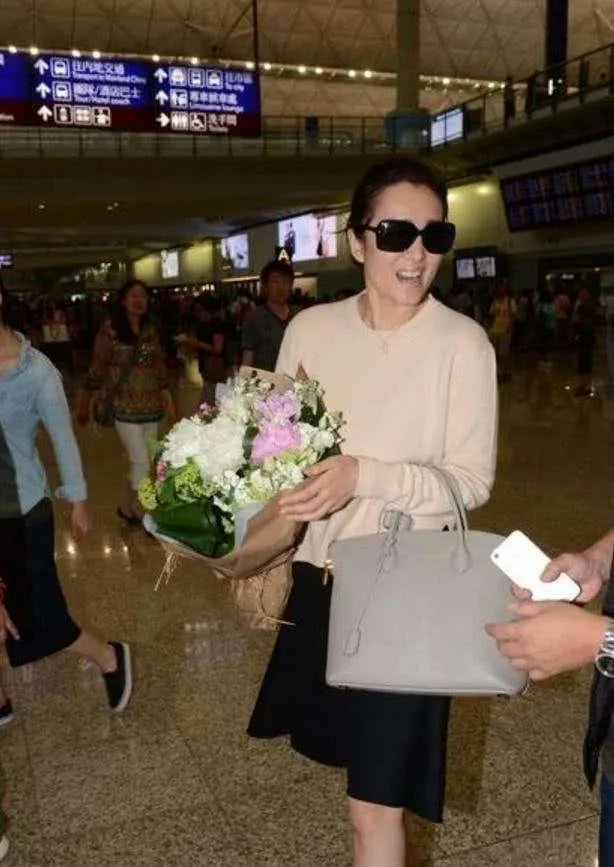 素颜现身街头的巩俐，是什么样的状态？