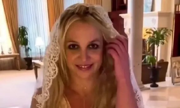 眼神令人恐惧！布兰妮在社媒狂骂！粉丝感到麻木害怕