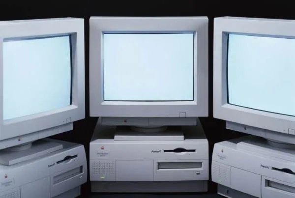 第一台多媒体电子计算机是在哪一年诞生的？