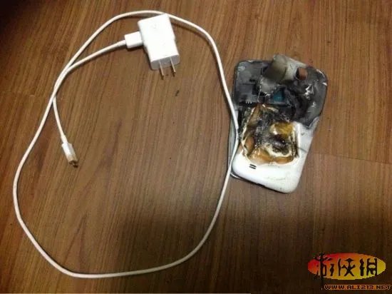 睡觉时手机充电不安全 三星S4手机再出爆炸事件
