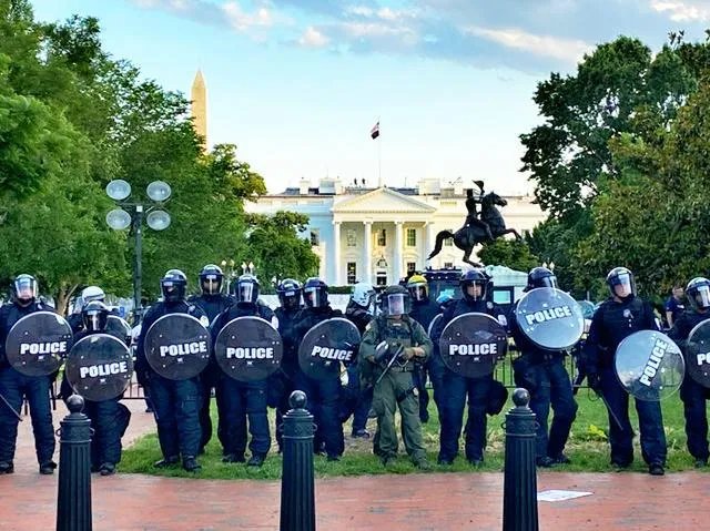 怼天怼地怼空气，特朗普躲进白宫，是否说明清算提前到来？