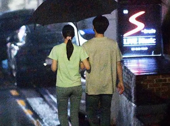 金妍儿10月与小五岁男歌手结婚，他们之间是如何相识的？