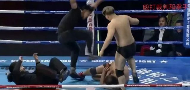 日本拳手对杨建平脸上吐口水，老杨冲上擂台OK日本和教练，您对杨建平老师如何看待？