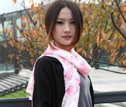 女士围巾的韩式系法