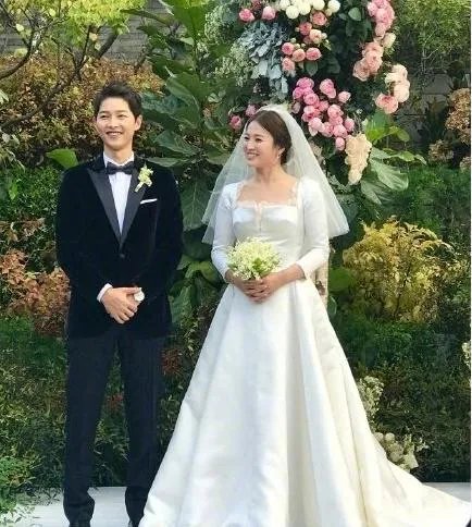 为什么说宋慧乔宋仲基的感情变化比合作电视剧《太阳的后裔》还精彩？