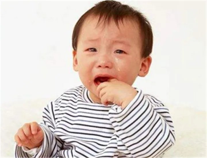 3岁女娃误吞一毛硬币，家长的什么行为差点害了她？