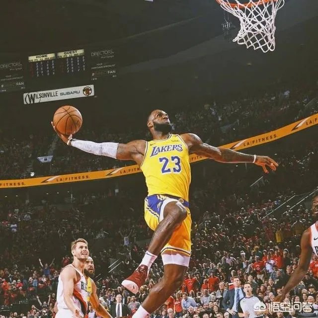 詹姆斯湖人首秀负于开拓者，有人说首节比赛詹姆斯假摔被主场球迷狂嘘，这是真的吗？具体是怎么回事？