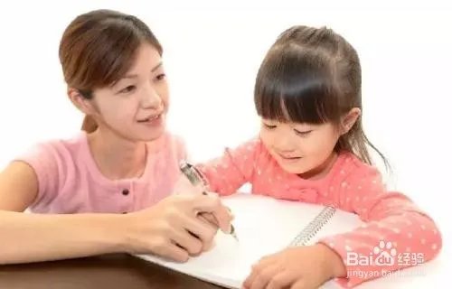 陪娃写作业遭打 如何正确的陪伴小孩写作业