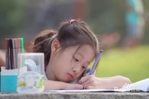 陪娃写作业遭打 如何正确的陪伴小孩写作业