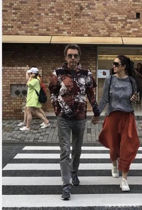 素颜现身街头的巩俐，是什么样的状态？