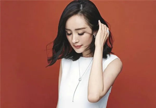 杨幂一下飞机赶到片场就向导演鞠躬道歉，你怎么看待杨幂的态度？