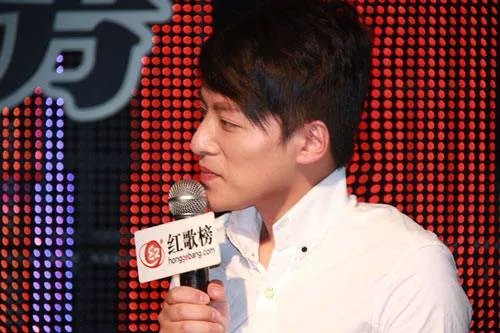 有首歌：第一句歌词是:《你想念我我想看见你，并注了所有的呼吸，我怕你走错了》，借问这首是什么歌名？