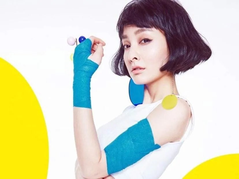 黄老师蹲地帮吴昕系鞋带，徐海乔不见踪影，和吴昕暧昧只是炒作？