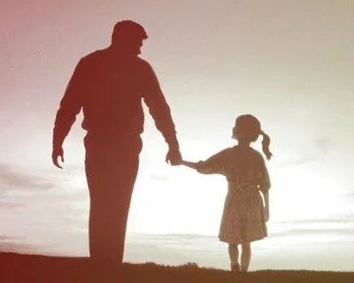 女婴坠楼受伤父亲拒绝治疗，其父亲的行为是不是太不负责了？