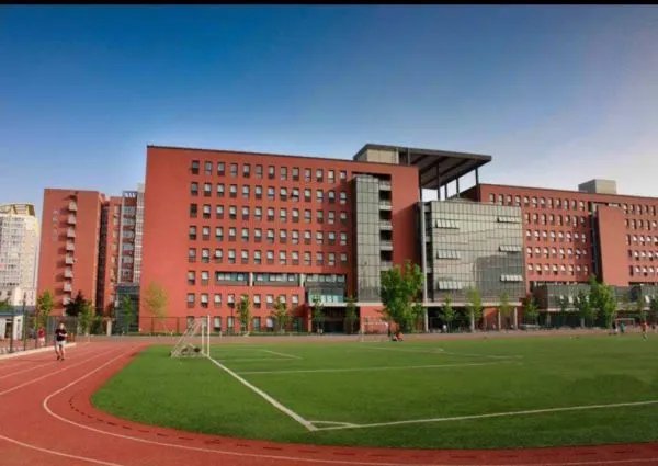 教授演讲拿黑洞讲黄段子被上课女生现场怒怼,女生的做法是否有不妥之处?