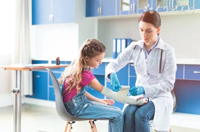 宝宝被宠物弄伤后该如何应对