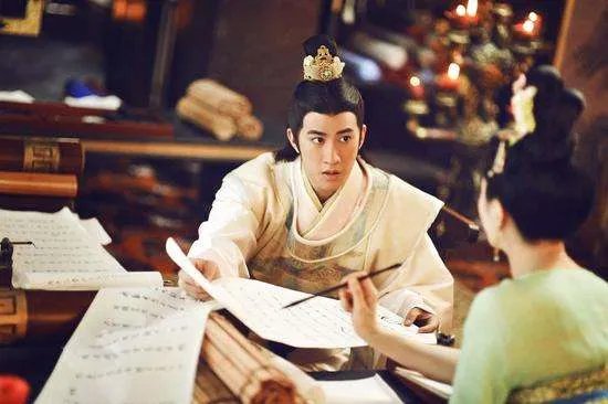 李治廷公开恋情后与女友首露面，他原来没谈过恋爱吗？