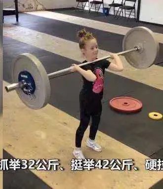 加拿大7岁女孩举起80公斤杠铃，对她的身体是否会产生影响？