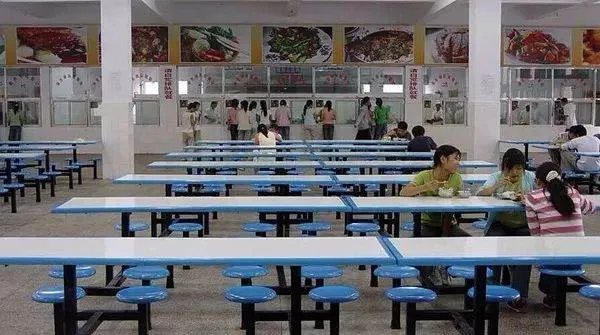河南一学校学生集体呕吐腹泻，校长称换不动送餐公司，此事暴露了哪些问题？