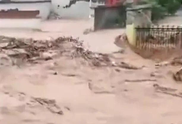 巩义气象局长被大水冲走后获救 当晚已经回到家中