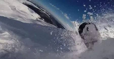 男子滑雪引发雪崩，雪崩时如何逃生？