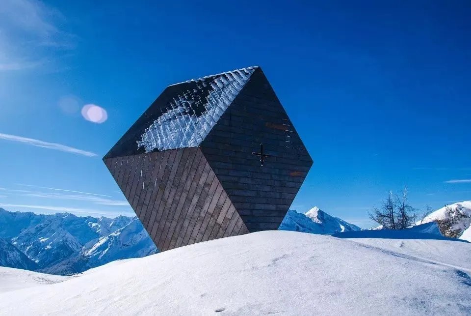 微信“下克上”怒怼腾讯;在Met Gala上竟如此“不男不女”;GUCCI“另类重回”彩妆领域