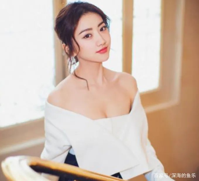 成龙不敢碰她，甄子丹想搂没搂到，王思聪不敢撕，却被任嘉伦吻了，她是谁？