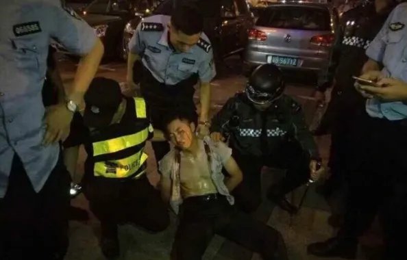 深圳沃尔玛持刀砍人男子患有精神疾病？