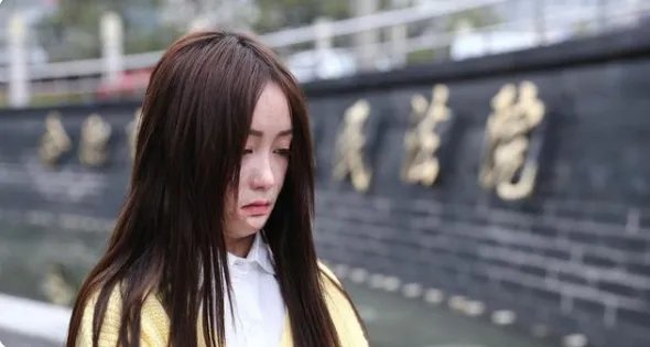 安徽16岁少女周岩，因拒绝官二代被泼汽油毁容，如今过得怎样了？