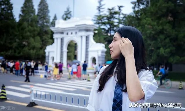 弟弟估分能上清北，选人工智能还是网络新媒体（新闻传播类）专业？