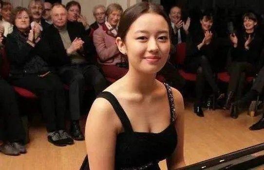 郎朗老婆吉娜一直浓妆出镜，她素颜真的很丑吗？