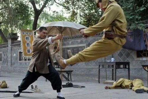 日本拳手对杨建平脸上吐口水，老杨冲上擂台OK日本和教练，您对杨建平老师如何看待？